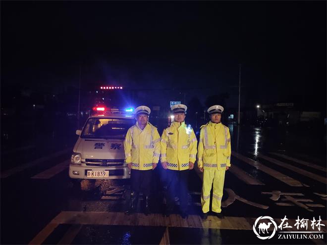 靖边持续强降雨，交警成暴雨中最美的逆行者