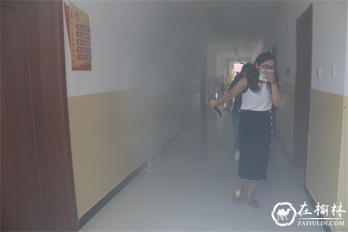 “金榆小区物业办发生火灾，迅速拨打119报警电话，启动应急预案，各救援人员马上到位……”8月7日，金沙路街道金榆社区物业办浓烟滚滚，且有居民大声呼救。 原来，这是金沙路街道金榆社区为增强辖区居民的消防自防自救能力，营造良好的消防安全环境，联合区政安消防公司、辖区物业公司共同开展的一次消防应急演练。演练开始前，社区邀请消防员对社区党员、工作人员及辖区居民进行了消防安全知识培训，通过生动地讲解及对典型案例的分析解读，丰富居民的消防安全知识，提高居民抗御火灾的能力，使消防工作真正深入社区、深入人心。 随着警报声的响起，演练正式开始。只见滚滚浓烟中灭火组迅速拿上灭火器冲进楼里，救援组立即组织居民和工作人员捂住口鼻迅速撤离。很快，消防队救援人员到达“起火点”楼下，并迅速展开救援……整个过程一气呵成。演练结束后，政安消防公司工作人员还现场指导居民演示了灭火器的使用方法，并讲解了家庭中油锅起火的解决办法，以及火场现场的逃生方法和突发火灾的自救方法等。