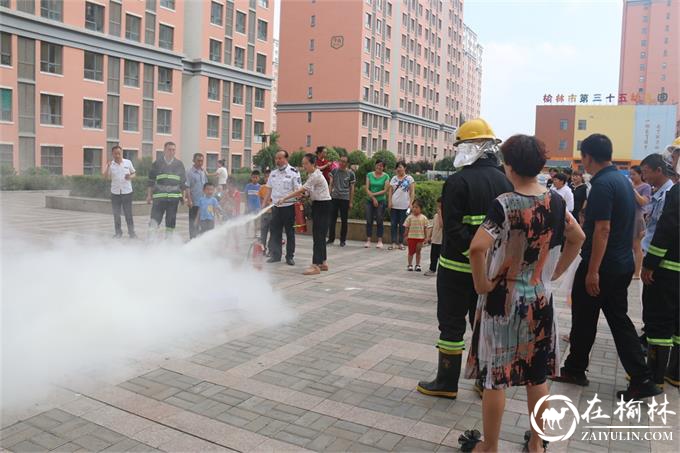 “金榆小区物业办发生火灾，迅速拨打119报警电话，启动应急预案，各救援人员马上到位……”8月7日，金沙路街道金榆社区物业办浓烟滚滚，且有居民大声呼救。 原来，这是金沙路街道金榆社区为增强辖区居民的消防自防自救能力，营造良好的消防安全环境，联合区政安消防公司、辖区物业公司共同开展的一次消防应急演练。演练开始前，社区邀请消防员对社区党员、工作人员及辖区居民进行了消防安全知识培训，通过生动地讲解及对典型案例的分析解读，丰富居民的消防安全知识，提高居民抗御火灾的能力，使消防工作真正深入社区、深入人心。 随着警报声的响起，演练正式开始。只见滚滚浓烟中灭火组迅速拿上灭火器冲进楼里，救援组立即组织居民和工作人员捂住口鼻迅速撤离。很快，消防队救援人员到达“起火点”楼下，并迅速展开救援……整个过程一气呵成。演练结束后，政安消防公司工作人员还现场指导居民演示了灭火器的使用方法，并讲解了家庭中油锅起火的解决办法，以及火场现场的逃生方法和突发火灾的自救方法等。