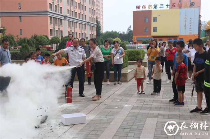 “金榆小区物业办发生火灾，迅速拨打119报警电话，启动应急预案，各救援人员马上到位……”8月7日，金沙路街道金榆社区物业办浓烟滚滚，且有居民大声呼救。 原来，这是金沙路街道金榆社区为增强辖区居民的消防自防自救能力，营造良好的消防安全环境，联合区政安消防公司、辖区物业公司共同开展的一次消防应急演练。演练开始前，社区邀请消防员对社区党员、工作人员及辖区居民进行了消防安全知识培训，通过生动地讲解及对典型案例的分析解读，丰富居民的消防安全知识，提高居民抗御火灾的能力，使消防工作真正深入社区、深入人心。 随着警报声的响起，演练正式开始。只见滚滚浓烟中灭火组迅速拿上灭火器冲进楼里，救援组立即组织居民和工作人员捂住口鼻迅速撤离。很快，消防队救援人员到达“起火点”楼下，并迅速展开救援……整个过程一气呵成。演练结束后，政安消防公司工作人员还现场指导居民演示了灭火器的使用方法，并讲解了家庭中油锅起火的解决办法，以及火场现场的逃生方法和突发火灾的自救方法等。