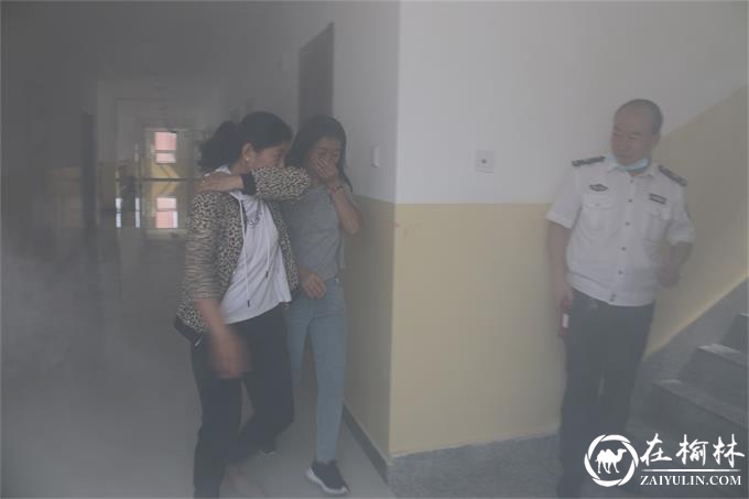 “金榆小区物业办发生火灾，迅速拨打119报警电话，启动应急预案，各救援人员马上到位……”8月7日，金沙路街道金榆社区物业办浓烟滚滚，且有居民大声呼救。 原来，这是金沙路街道金榆社区为增强辖区居民的消防自防自救能力，营造良好的消防安全环境，联合区政安消防公司、辖区物业公司共同开展的一次消防应急演练。演练开始前，社区邀请消防员对社区党员、工作人员及辖区居民进行了消防安全知识培训，通过生动地讲解及对典型案例的分析解读，丰富居民的消防安全知识，提高居民抗御火灾的能力，使消防工作真正深入社区、深入人心。 随着警报声的响起，演练正式开始。只见滚滚浓烟中灭火组迅速拿上灭火器冲进楼里，救援组立即组织居民和工作人员捂住口鼻迅速撤离。很快，消防队救援人员到达“起火点”楼下，并迅速展开救援……整个过程一气呵成。演练结束后，政安消防公司工作人员还现场指导居民演示了灭火器的使用方法，并讲解了家庭中油锅起火的解决办法，以及火场现场的逃生方法和突发火灾的自救方法等。