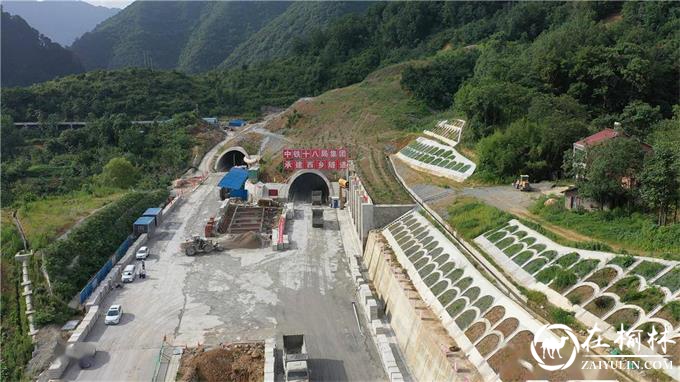 陕西省汉中市西镇高速公路西乡隧道顺利打通