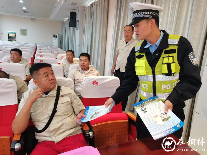 靖边交警深入企业宣传“车让人 人守规”文明交通实践活动