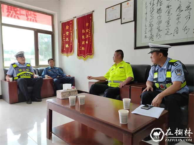 靖边交警走进出租车公司开展交通安全宣传助力“车让人·人守规”整治行动