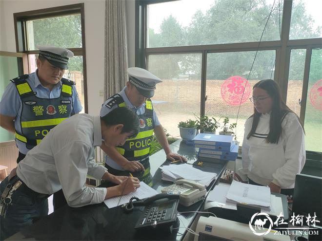 靖边交警走进出租车公司开展交通安全宣传助力“车让人·人守规”整治行动