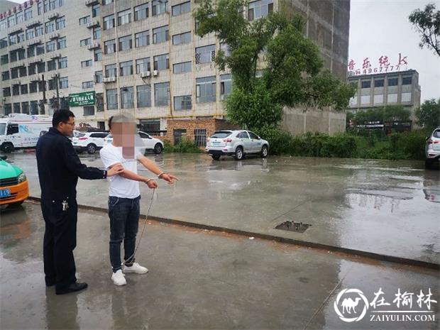 靖边县公安局成功破获一起砸车玻璃盗窃车内财物案