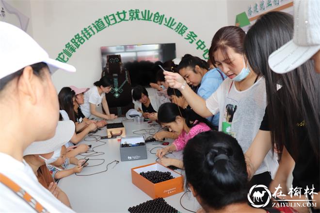 妇女们一起学习编织车垫