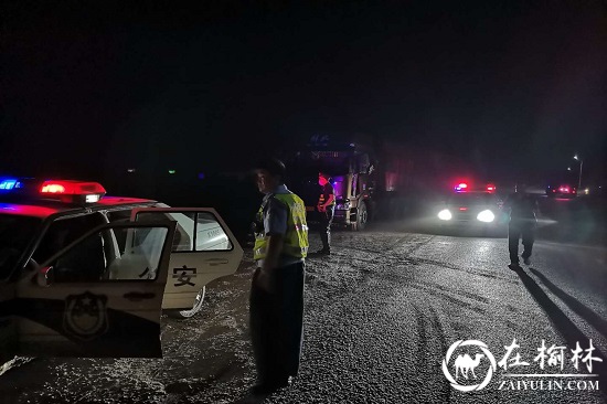 神木碾房峁治超站开展全市异地跨区域路警联合治超专项行动