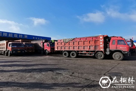 神木碾房峁治超站开展全市异地跨区域路警联合治超专项行动