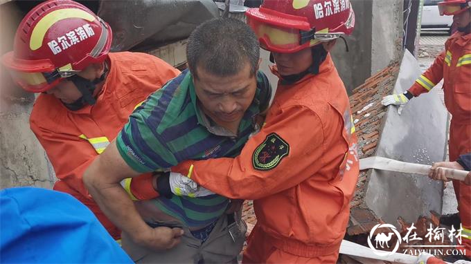 哈尔滨市海星街墙体倒塌施工人员被困，消防队员成功救援