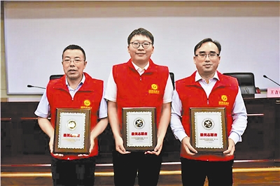 刘志军（左一）在领奖台上与其他获奖者合影