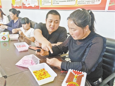 折明明（右二）教乡亲们学习编织技艺