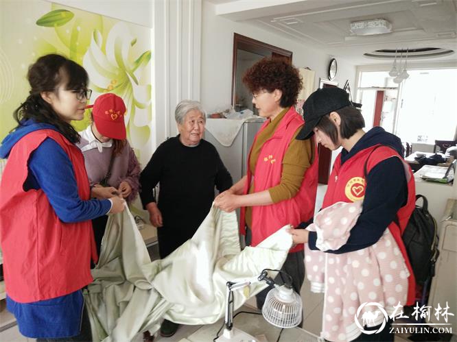 志愿者上门为空巢老年人打扫卫生