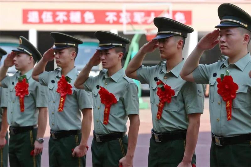 军人依法优先，予以最好的敬意