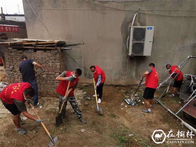 新明楼街道：穿上红马甲志愿开展环境卫生整治 共建“舒心家园”