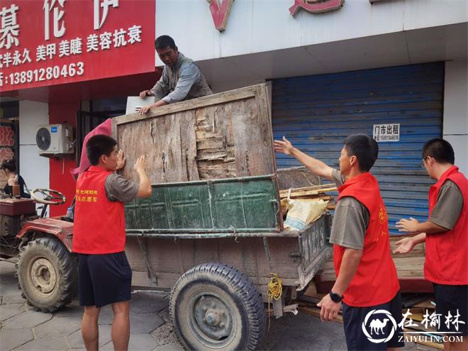 新明楼街道：穿上红马甲志愿开展环境卫生整治 共建“舒心家园”