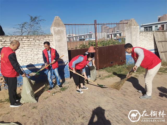 迎创卫复审,驼峰办望湖路社区20余人出动开展卫生大扫除