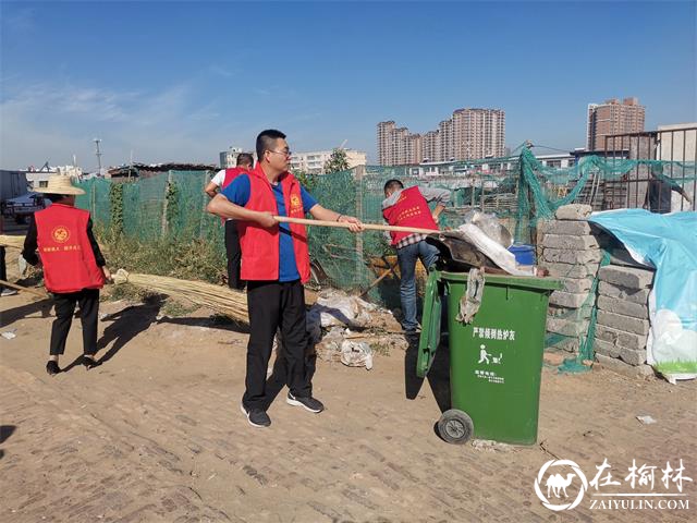 迎创卫复审,驼峰办望湖路社区20余人出动开展卫生大扫除