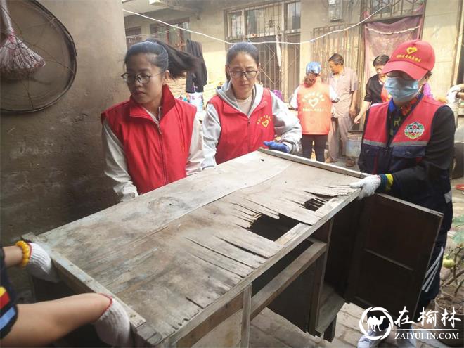 崇文办学院社区：同心协力共治理，美化家园齐动手