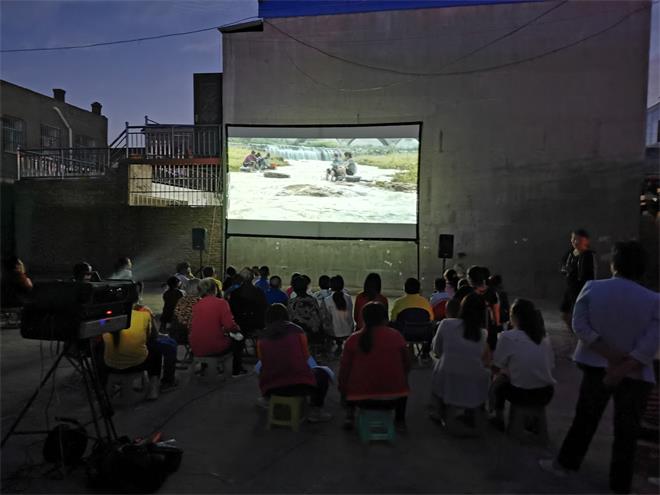 家门口的红色放映厅，让社区微治理更有温度！ 