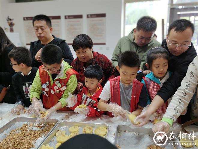 榆林春苗青少年服务中心联合明珠路社区开展巧手做月饼活动