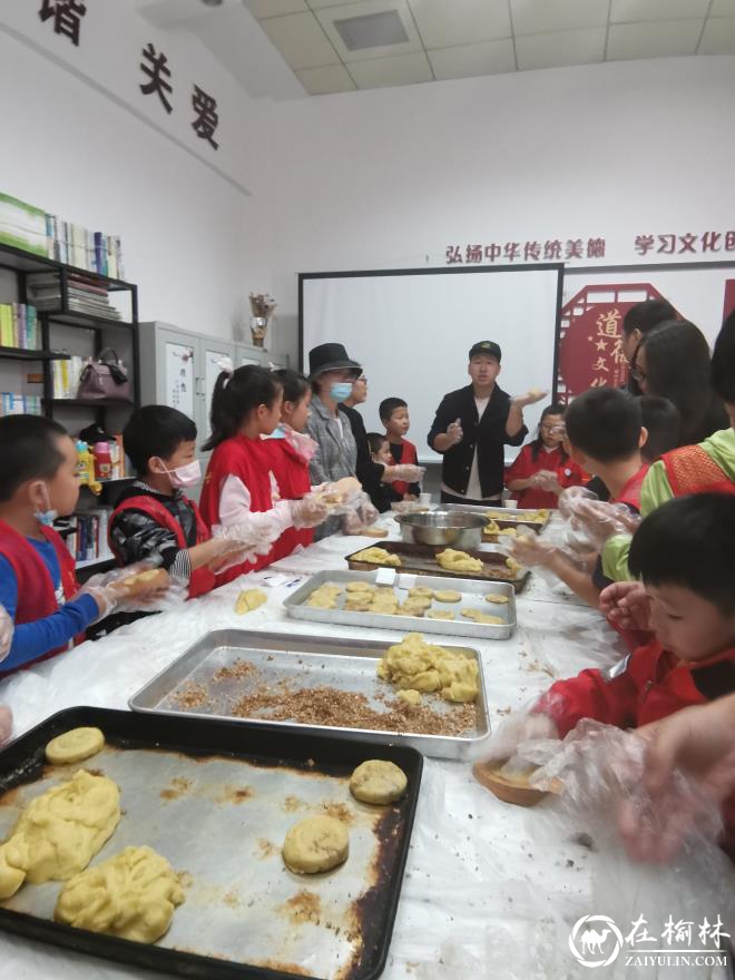 榆林春苗青少年服务中心联合明珠路社区开展巧手做月饼活动