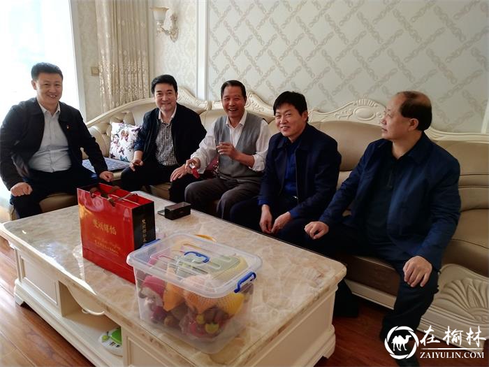 新明楼街道灵秀街社区开展“迎双节”慰问离休老干部活动