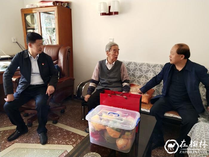 新明楼街道灵秀街社区开展“迎双节”慰问离休老干部活动