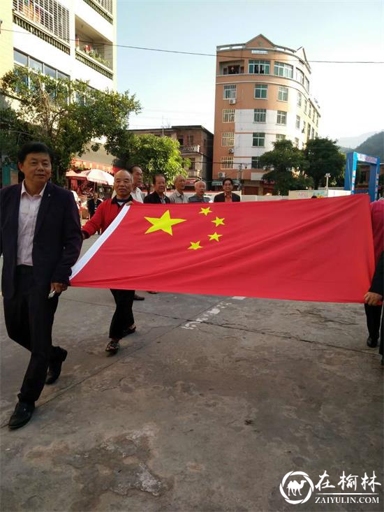 图为永春县五里街华严室开展的升国旗活动现场。
