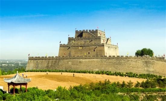 榆林镇北台长城砖被游客刻字 刻痕无法修复