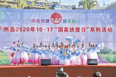 文艺演出 魏丽娟摄