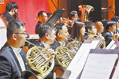 交响乐表演 杨光琴摄