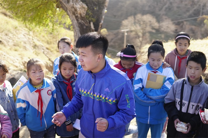 赵娟老师带着孩子们一起学习舞蹈