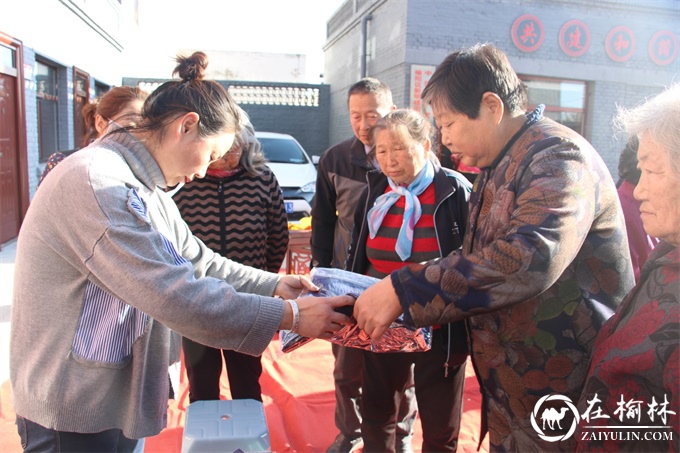 新明楼街道八狮社区开展“爱在深秋 情暖重阳 乐在社区”文艺演出