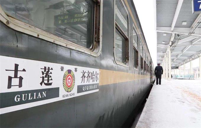 6245/6次慢火车，穿越林海显柔情