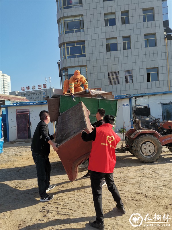 驼峰路街道望湖路社区联合“双报到”单位开展爱国卫生日活动