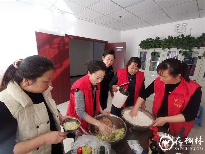 明珠路街道建业路社区开展“情暖重阳节 爱在建业路”包饺子主题活动