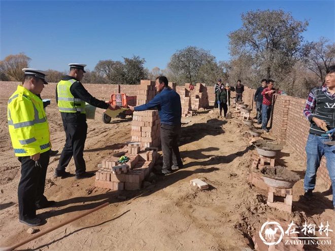 靖边交警全方位加强社区秋冬季交通安全宣传教育