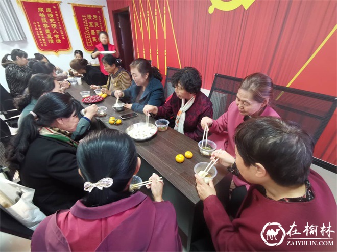 明珠路街道建业路社区开展“情暖重阳节 爱在建业路”包饺子主题活动