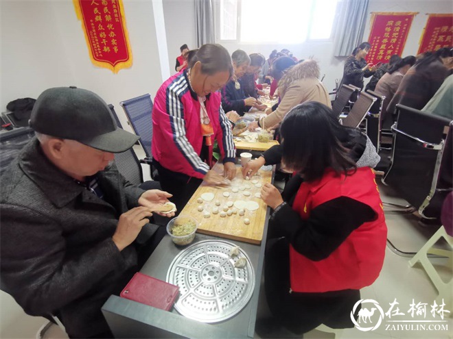 明珠路街道建业路社区开展“情暖重阳节 爱在建业路”包饺子主题活动