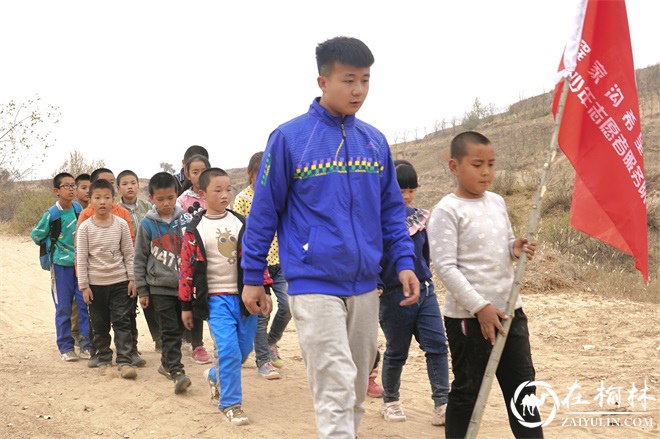 重阳节：佳县支教青年携小志愿者送暖到家