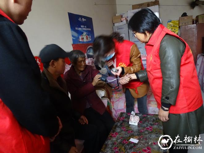 松林路社区联合榆林二院开展“为民健康送温暖”志愿活动