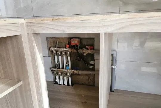 榆林朗阁大福邸小区新装房暖气管漏水,施工方:愿意赔偿部分费用