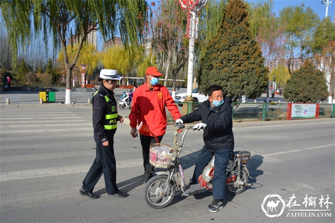 靖边交警联合志愿者持续开展“车让人 人守规”文明交通劝导整治活动