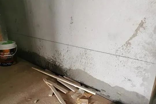 榆林朗阁大福邸小区新装房暖气管漏水,施工方:愿意赔偿部分费用