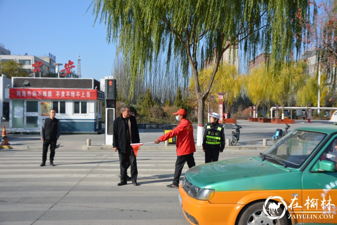 靖边交警联合志愿者持续开展“车让人 人守规”文明交通劝导整治活动