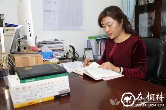 榆林市第一小学校长张建娥在读书学习