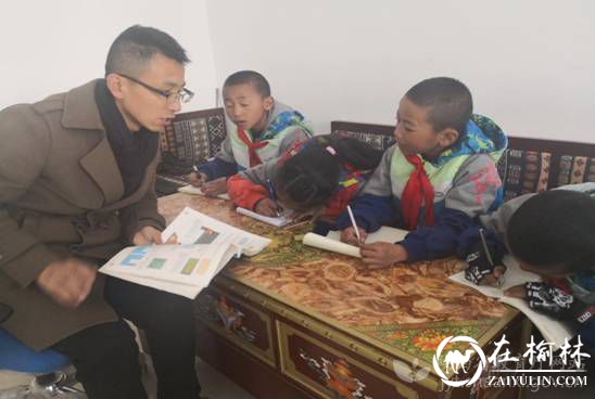 阿里陕西实验学校老师拓德为藏族孩子们无偿补习功课
