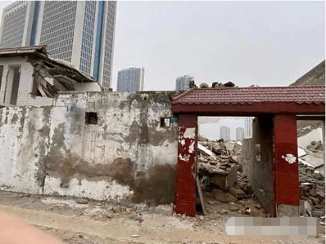 榆林市航宇路二层小楼突然被强拆，房主却在事后被告知：拆错了！