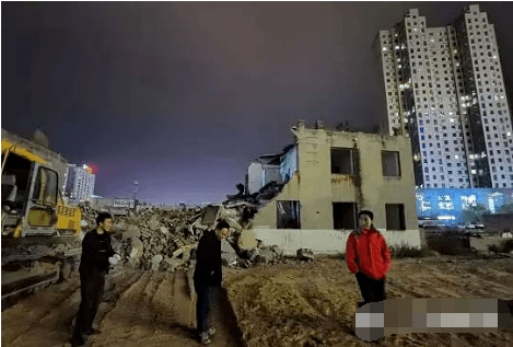 榆林市航宇路二层小楼突然被强拆，房主却在事后被告知：拆错了！